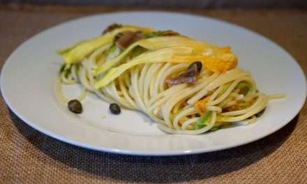 Pasta con fiori di zucchina e acciughe, piatto mediterraneo