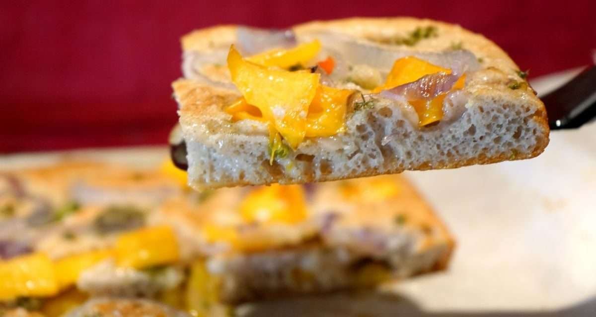 Focaccia alta con farina di grano saraceno, peperoni e pomodorini gialli