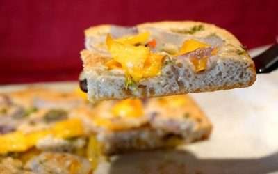 Focaccia alta con farina di grano saraceno, peperoni e pomodorini gialli