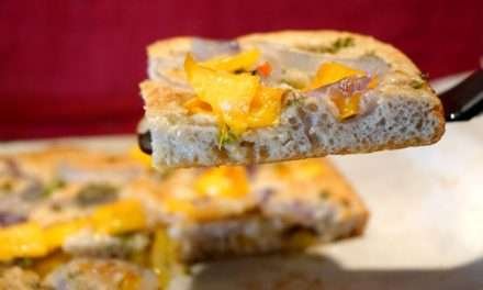 Focaccia alta con farina di grano saraceno, peperoni e pomodorini gialli