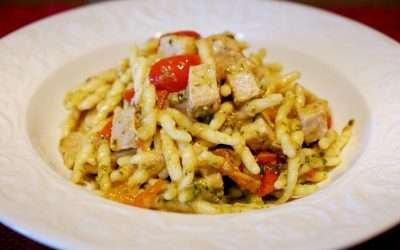 Pasta alla carlofortina: tonno fresco, pomodorini e pesto