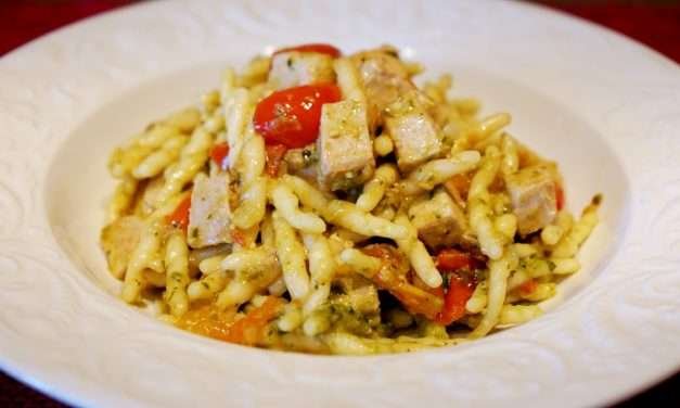 Pasta alla carlofortina: tonno fresco, pomodorini e pesto