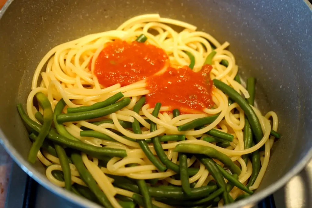 pasta fagiolini e sugo di pomodoro fresco