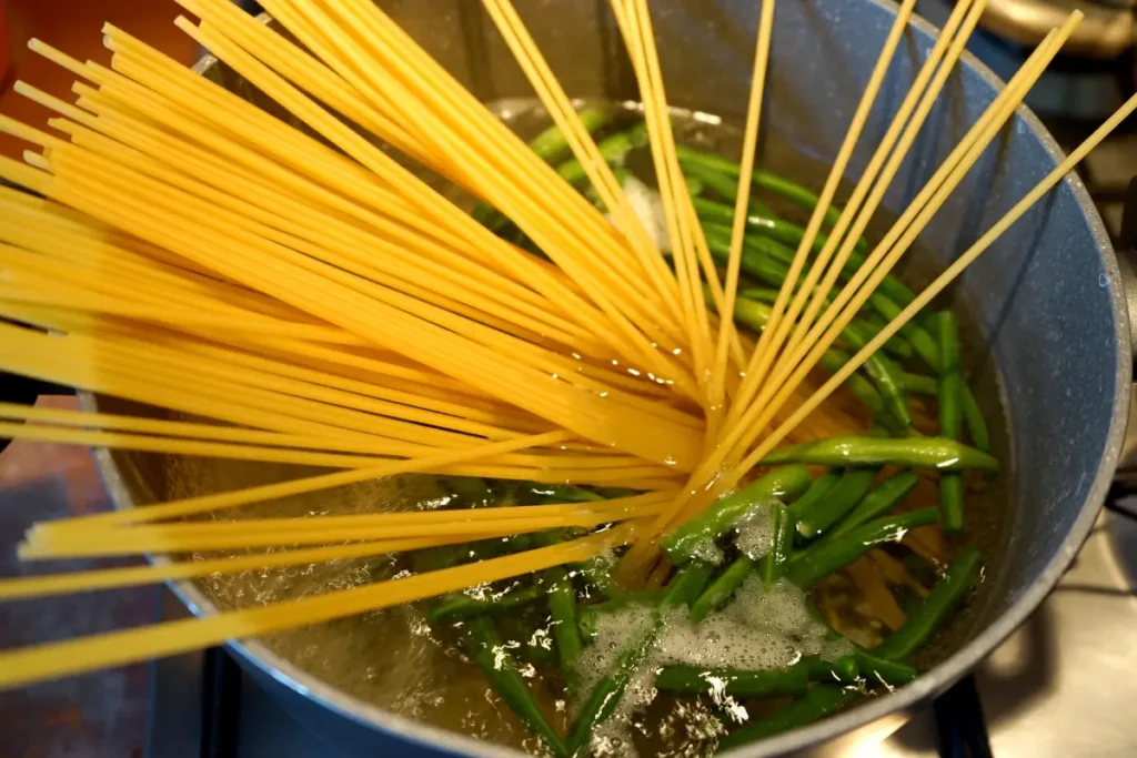 cucinarie bucatini con fagiolini in staffetta