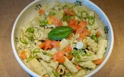 Pasta fredda con avocado e formaggio caprino fresco, deliziosa e cremosissima