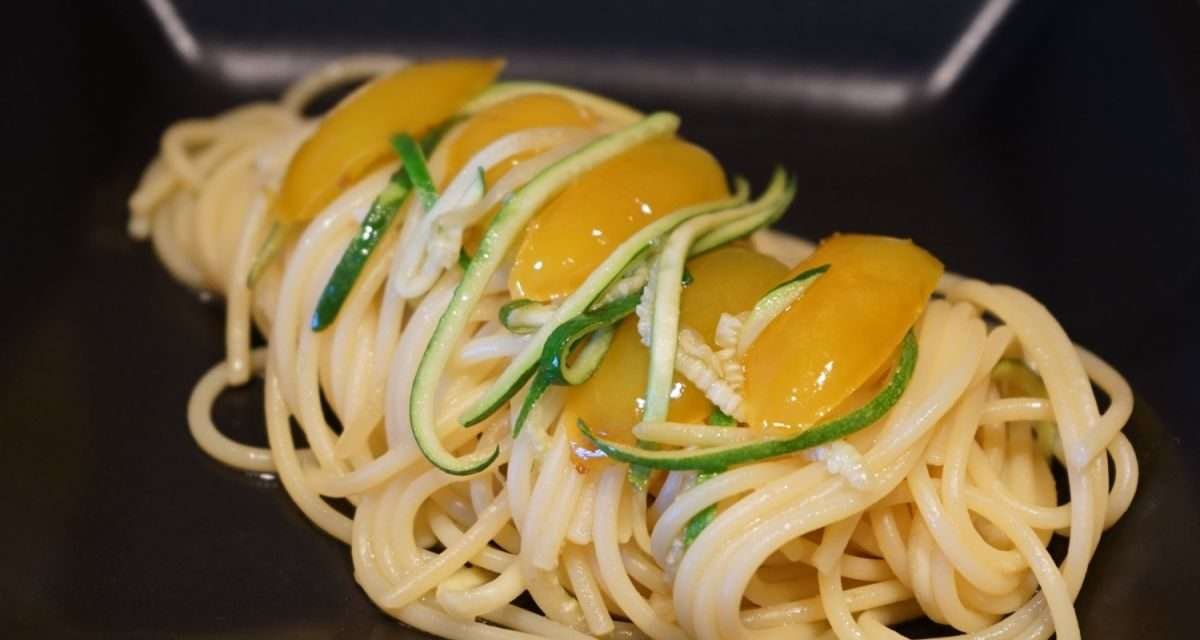 Pasta con pomodorini gialli e zucchine, semplicità estiva