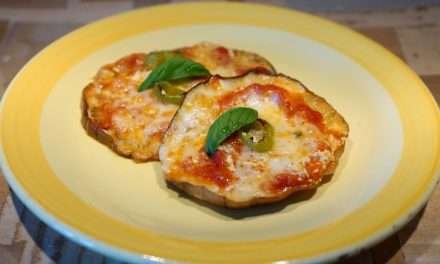 Pizzette di melanzane viola, sfiziosa fantasia leggera e gustosa