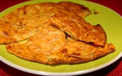 Schiacciata con farina di ceci, cipolla e pomodori