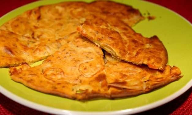 Schiacciata con farina di ceci, cipolla e pomodori