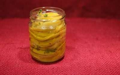 Cachi sott’olio, ricetta in agrodolce con cachi acerbi e ancora verdi
