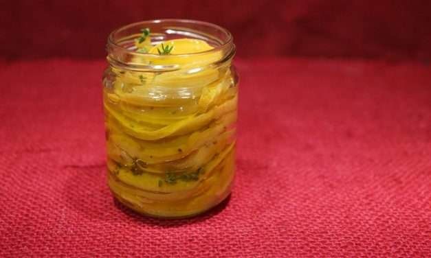 Cachi sott’olio, ricetta in agrodolce con cachi acerbi e ancora verdi