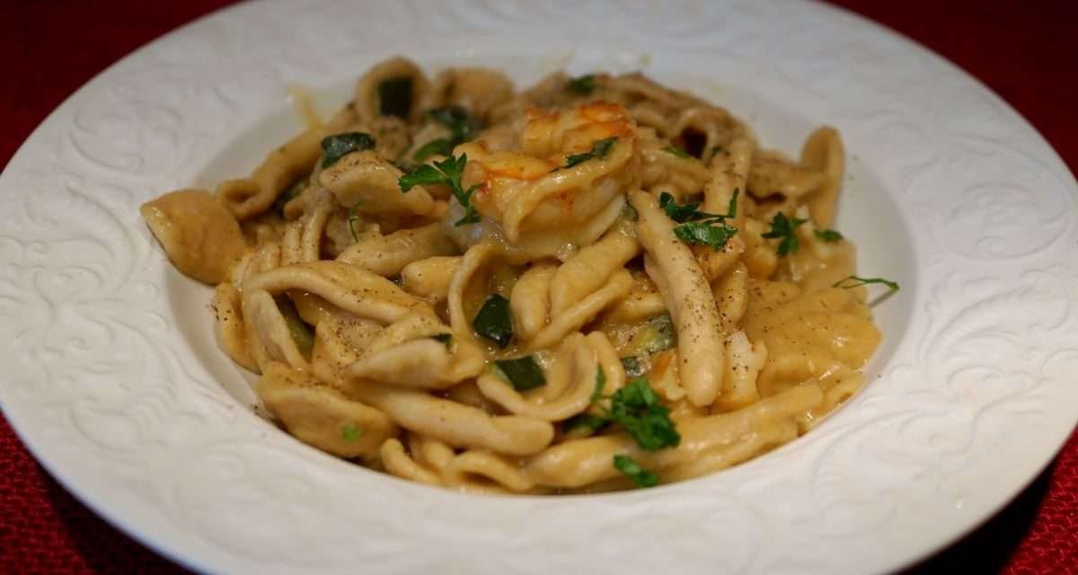 Pasta fresca con gamberi e zucchine: maritati mare e terra