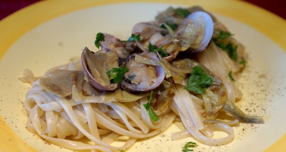 Pasta vongole e carciofi, un primo capriccioso e raffinato