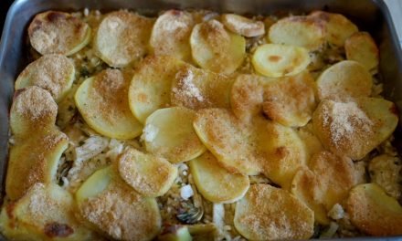 Riso patate e carciofi al forno: la tiella pugliese in versione vegetariana