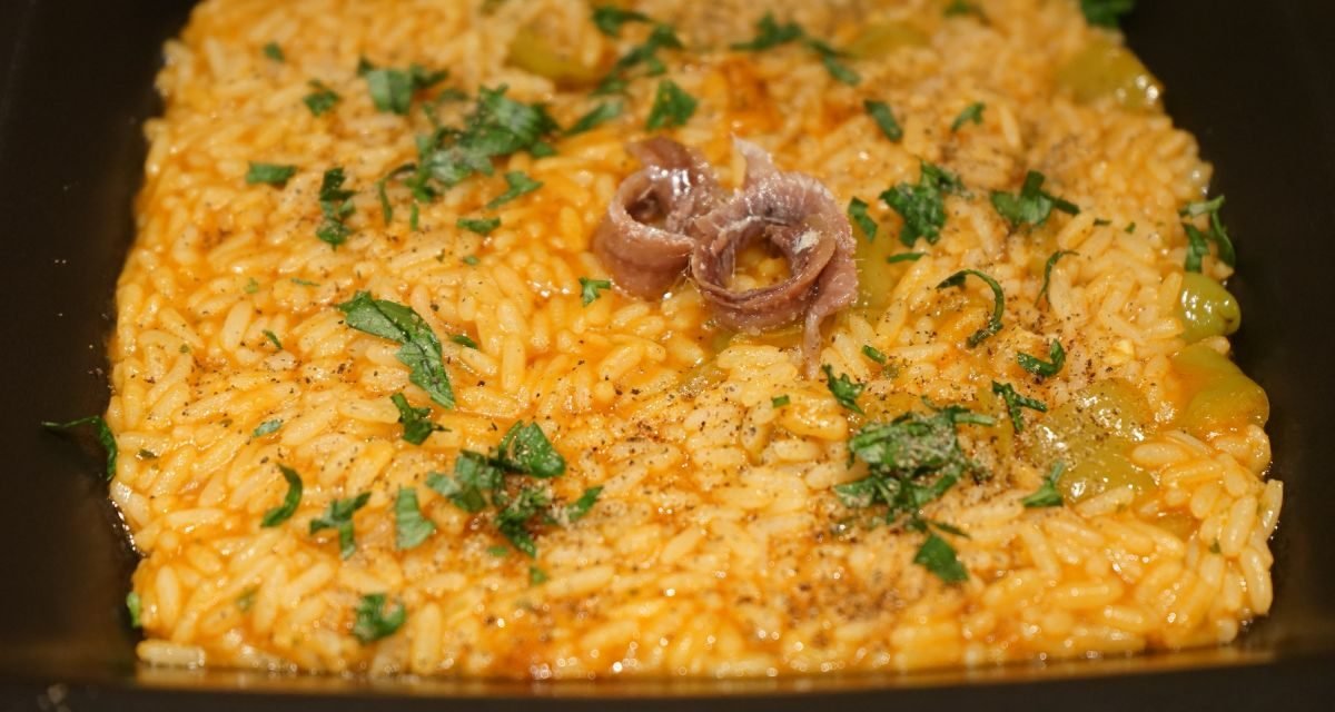 Risotto peperoni e acciughe: ricetta per conquistare i sensi