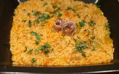 Risotto peperoni e acciughe: ricetta per conquistare i sensi