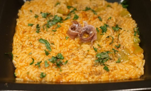 Risotto peperoni e acciughe: ricetta per conquistare i sensi