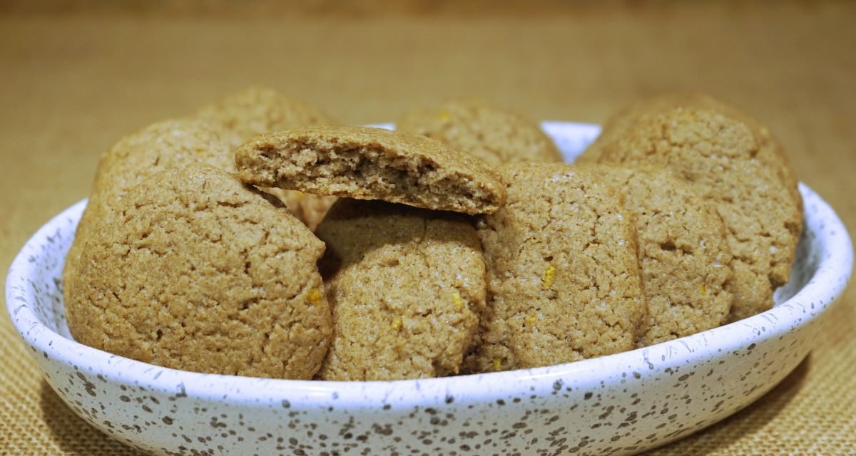 Biscotti con farina di ceci arancia e cannella