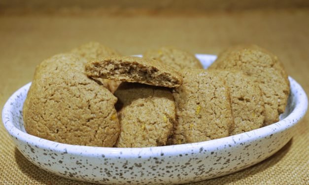 Biscotti con farina di ceci arancia e cannella