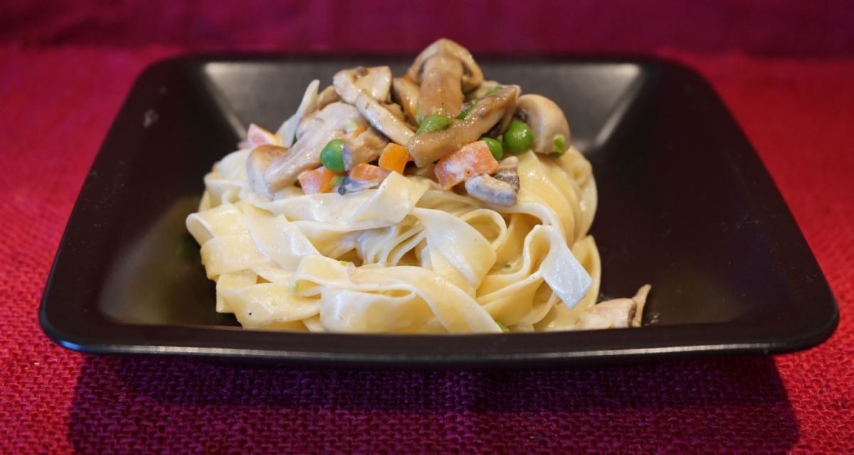 Pasta funghi piselli e panna, un classico senza tempo