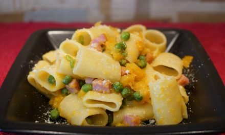 Pasta zucca e piselli con prosciutto cotto, deliziosamente cremosa