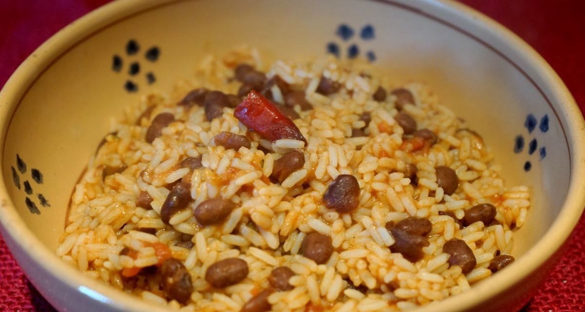 Riso alla messicana con fagioli neri e peperoncino piccante