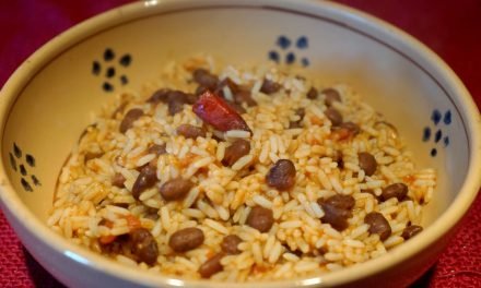 Riso alla messicana con fagioli neri e peperoncino piccante