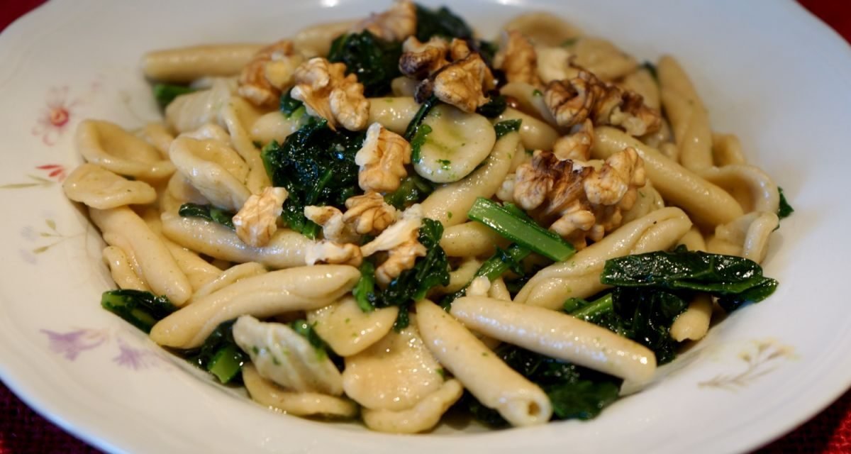 Maritati con cavolo nero e noci, piatto sfizioso con orecchiette e maccheroni