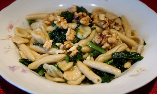 Maritati con cavolo nero e noci, piatto sfizioso con orecchiette e maccheroni