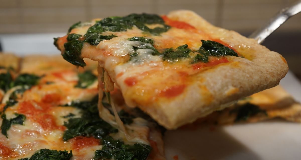 Impasto per pizza integrale fatta in casa – base margherita agli spinaci