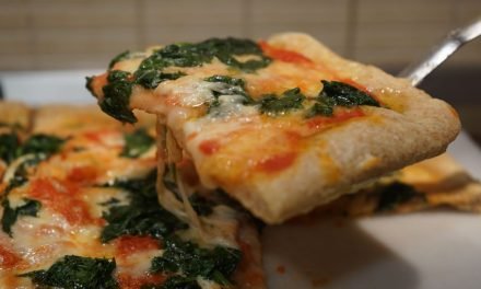 Impasto per pizza integrale fatta in casa – base margherita agli spinaci