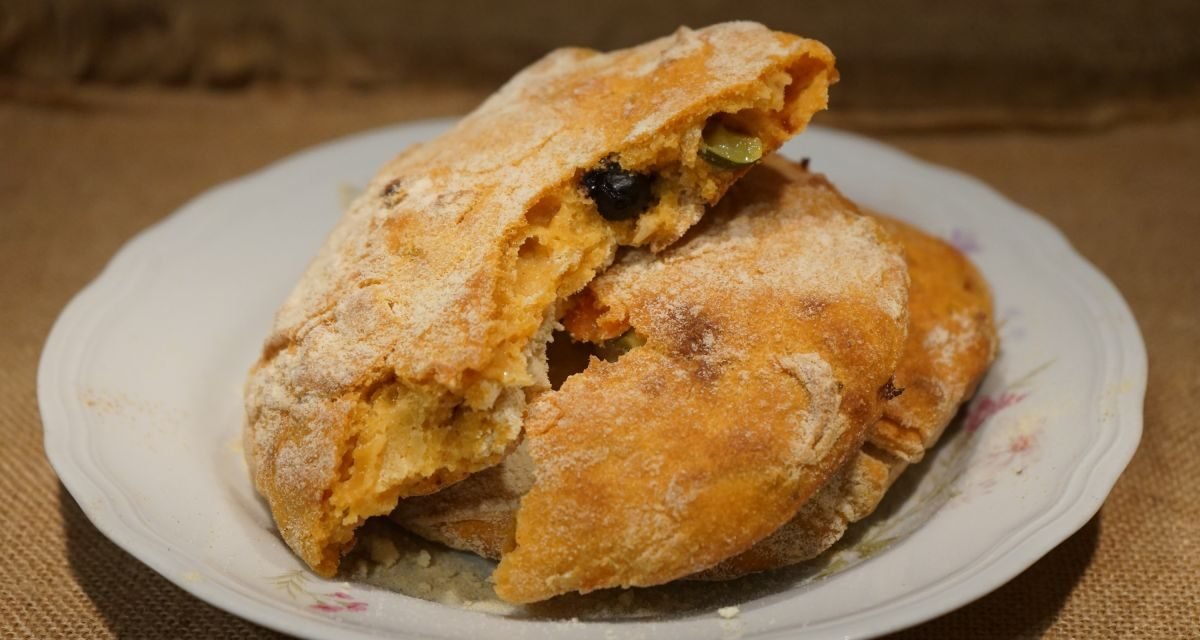 Pizzi salentini, pane con pomodori, zucchine, cipolla e olive