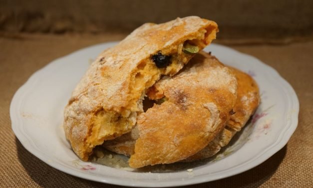 Pizzi salentini, pane con pomodori, zucchine, cipolla e olive